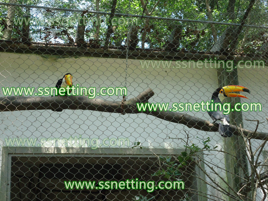  Flexible aviary mesh netting